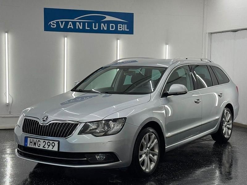 Silver Begagnad 2015 Skoda Superb Ambition Kombi | 109 800 kr (Marknadspris) - Bild 1/4