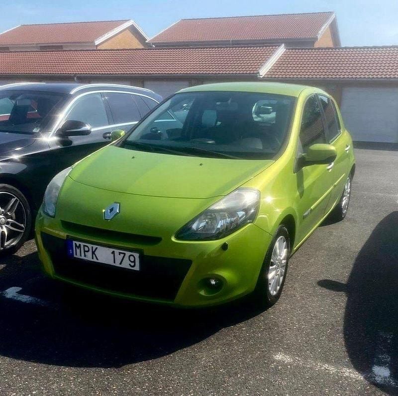 Grön Begagnad 2010 Renault Clio II Halvkombi | 22 000 kr (Bra pris) - Bild 1/2