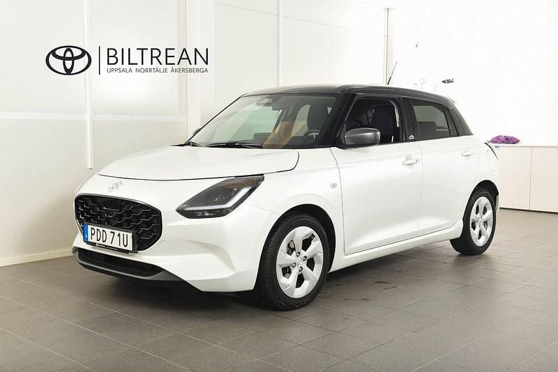 Vit Begagnad 2024 Suzuki Swift Halvkombi | 219 900 kr (Marknadspris) - Bild 1/4