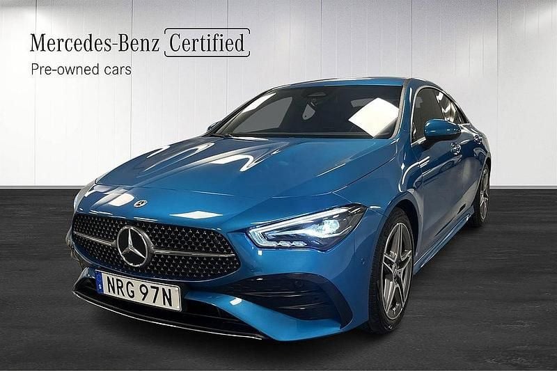 Blå Begagnad 2025 Mercedes CLA200 AMG Sedan | 369 000 kr (Marknadspris) - Bild 1/3