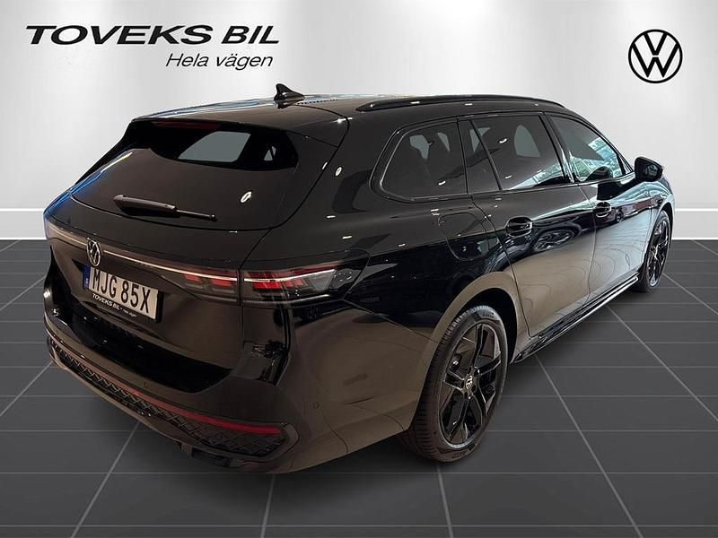 Begagnad VW Passat R-line 177 HK (130 kW) 2025 Grenadilla black metallic Kombi