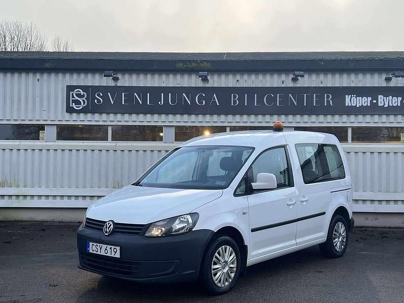 Vit Begagnad 2015 VW Caddy Minibuss | 59 900 kr (Superpris) - Bild 1/4