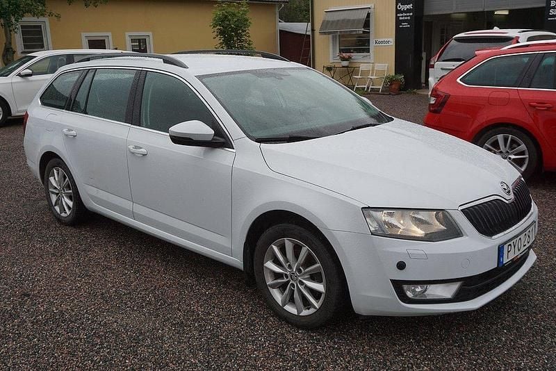 Vit Begagnad 2015 Skoda Octavia Kombi | 114 900 kr (Marknadspris) - Bild 1/4