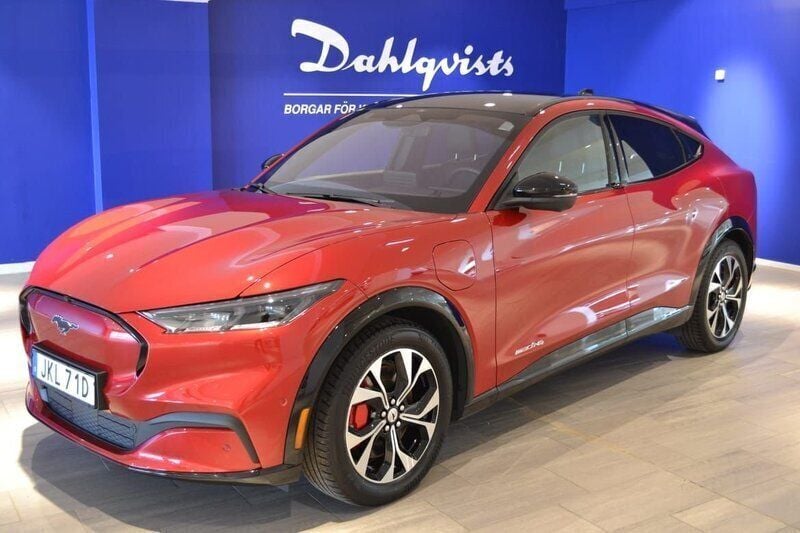 Röd Begagnad 2021 Ford Mustang Mach-E Standard Range SUV | 359 000 kr (Marknadspris) - Bild 1/3