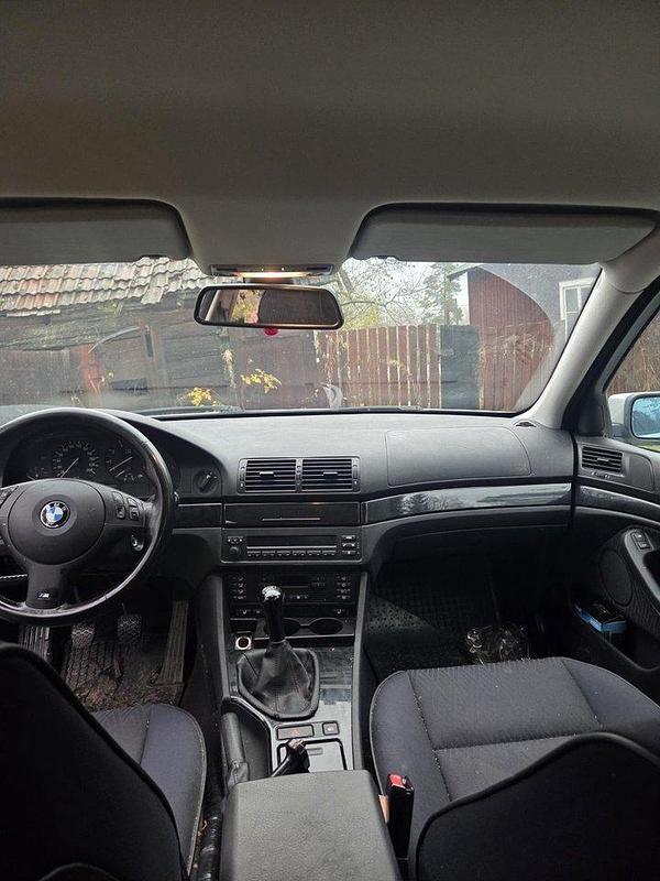 Grå Begagnad 2002 BMW 520 Sedan | 35 000 kr (Marknadspris) - Bild 1/4