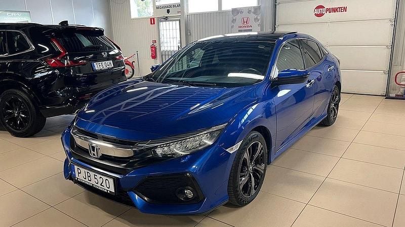 Blå Begagnad 2017 Honda Civic Prestige Halvkombi | 229 000 kr (Lite dyr) - Bild 1/4