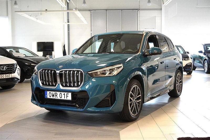 Blå Begagnad 2023 BMW iX1 M Sport SUV | 469 900 kr (Superpris) - Bild 1/4