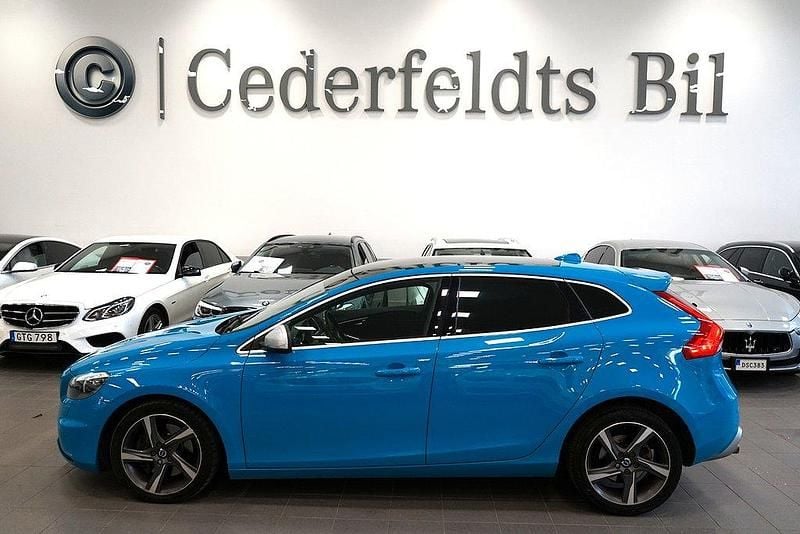 Blå Begagnad 2015 Volvo V40 R-Design Kombi | 179 900 kr (Lite dyr) - Bild 1/4