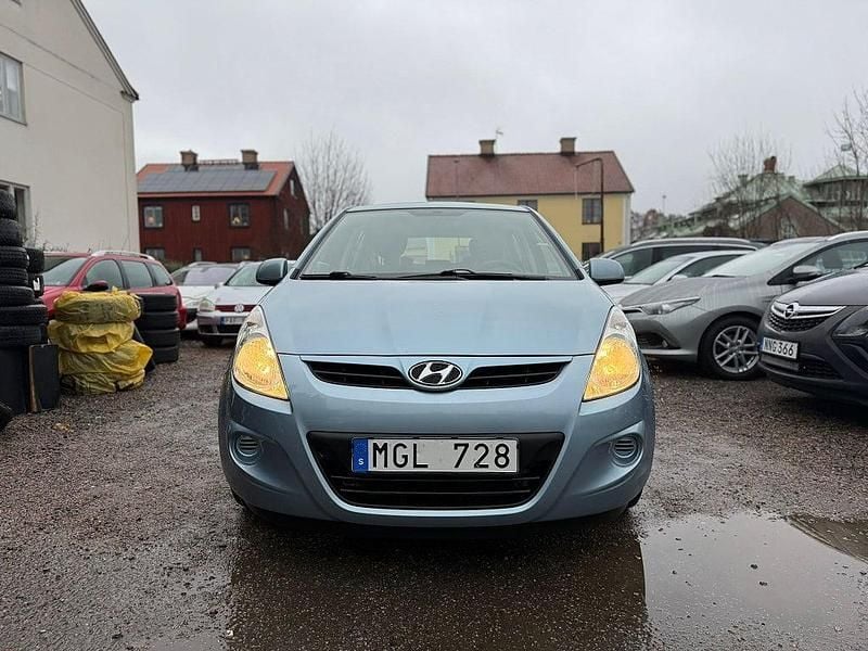 Ljusblå Begagnad 2011 Hyundai i20 Select Halvkombi | 59 500 kr (Marknadspris) - Bild 1/4