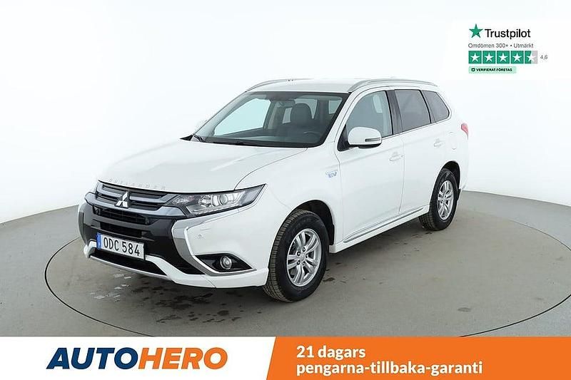 Vit Begagnad 2016 Mitsubishi Outlander P-HEV SUV | 169 000 kr (Marknadspris) - Bild 1/4