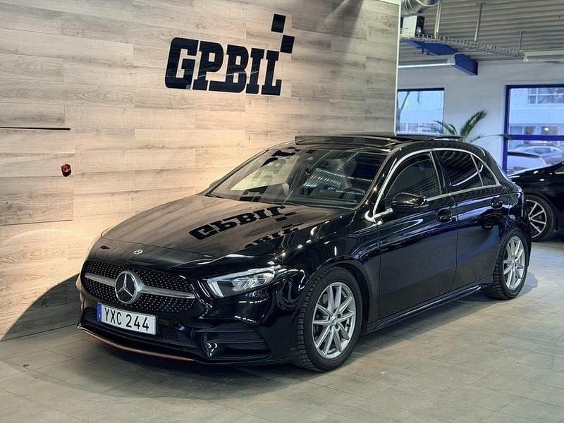 Svart Begagnad 2018 Mercedes A200 AMG Halvkombi | 235 000 kr (Marknadspris) - Bild 1/4