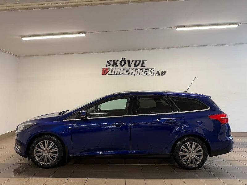 Blå Begagnad 2014 Ford Focus Titanium Kombi | 77 500 kr (Marknadspris) - Bild 1/4