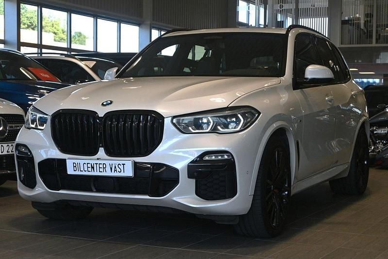 Vit Begagnad 2021 BMW X5 Efficient Dynamics SUV | 649 000 kr (Marknadspris) - Bild 1/4