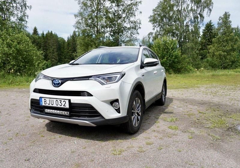 Vit Begagnad 2017 Toyota RAV4 Hybrid Active SUV | 232 000 kr (Marknadspris) - Bild 1/4