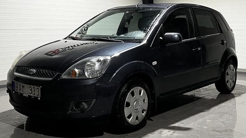 Mörkgrå Begagnad 2008 Ford Fiesta Halvkombi | 17 900 kr (Marknadspris) - Bild 1/4