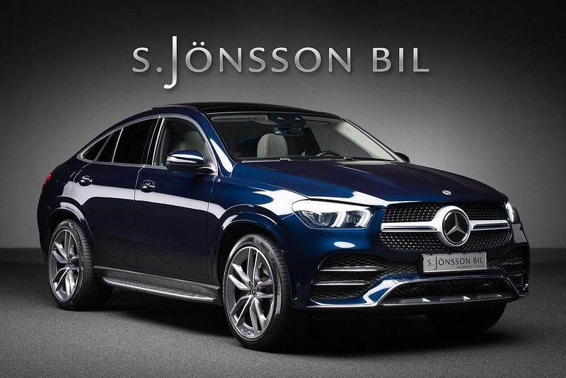 Mörkblå (canvasitblå metallic) Begagnad 2022 Mercedes GLE350 AMG line Sportkupé | 839 000 kr (Lite dyr) - Bild 1/4