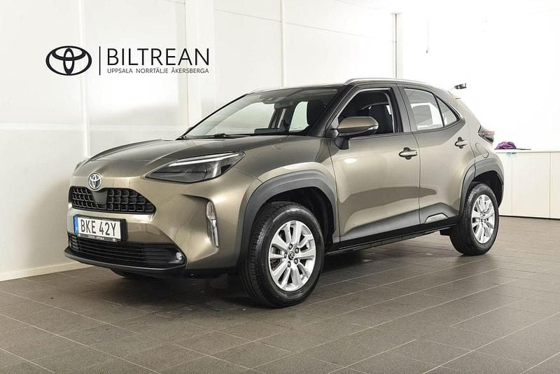 Grön (oxide bronze) Begagnad 2022 Toyota Yaris Cross Active SUV | 249 900 kr (Marknadspris) - Bild 1/4