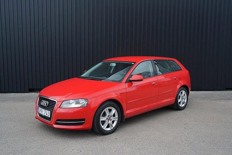 Röd Begagnad 2010 Audi A3 Sportback Attraction Halvkombi | 69 900 kr (Marknadspris) - Bild 1/4