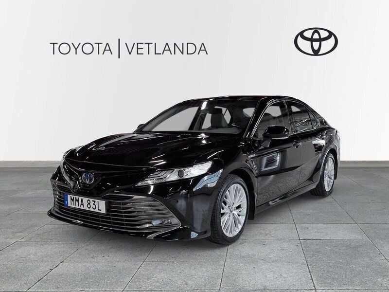 Svart (black mica metallic) Begagnad 2019 Toyota Camry Hybrid Executive Sedan | 259 000 kr (Marknadspris) - Bild 1/3
