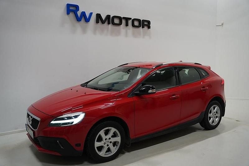Begagnad Volvo V40 152 HK (111 kW) 2018 Röd Halvkombi