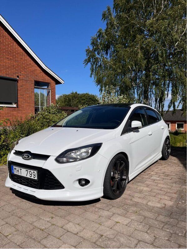 Vit Begagnad 2012 Ford Focus Titanium Halvkombi | 62 000 kr (Marknadspris) - Bild 1/4
