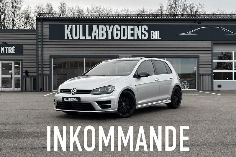 Silver Begagnad 2016 VW Golf VII R Halvkombi | 279 900 kr (Dyr) - Bild 1/4