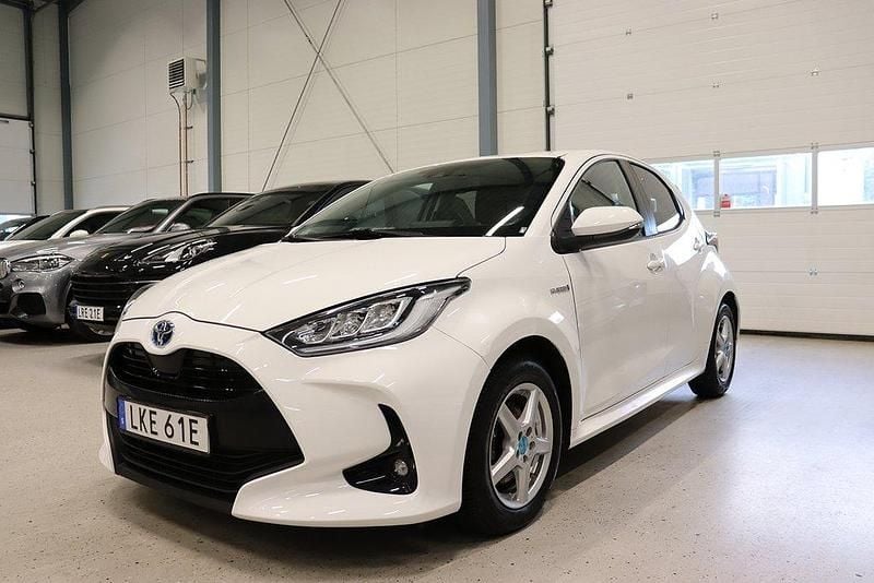 Vit Begagnad 2021 Toyota Yaris Hybrid Active Halvkombi | 194 800 kr (Marknadspris) - Bild 1/4