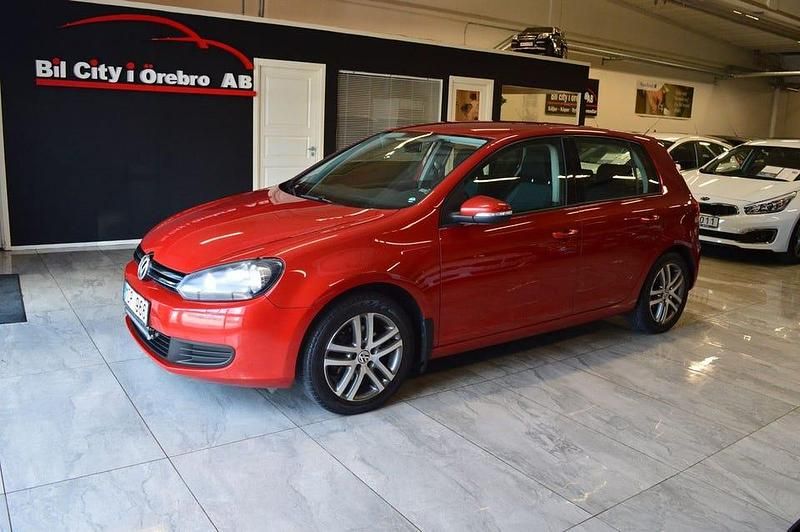 Röd Begagnad 2011 VW Golf VII Halvkombi | 74 900 kr (Marknadspris) - Bild 1/4