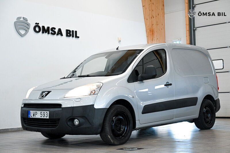 Ljusgrå (grå) Begagnad 2011 Peugeot Partner Minibuss | 39 800 kr (Marknadspris) - Bild 1/4