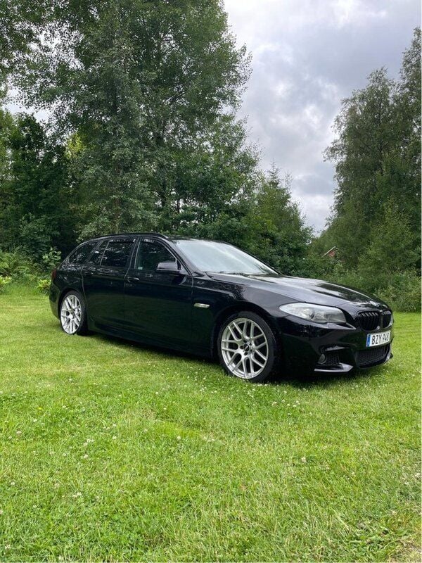 Svart Begagnad 2012 BMW 520 M Sport Kombi | 90 000 kr (Superpris) - Bild 1/4