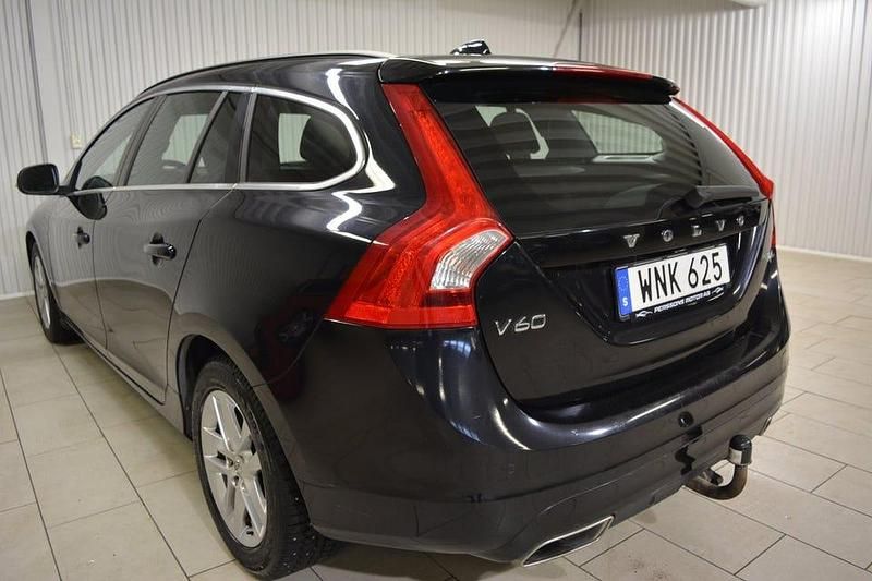 Begagnad Volvo V60 Momentum 181 HK (133 kW) 2015 Svart Kombi