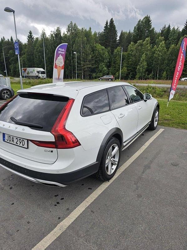 Vit Begagnad 2020 Volvo V90 CC Kombi | 270 000 kr (Bra pris) - Bild 1/4