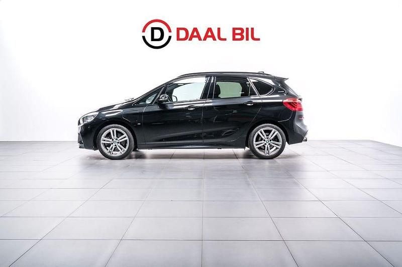 Svart Begagnad 2018 BMW 225 Active Tourer iPerformance Minibuss | 214 700 kr (Marknadspris) - Bild 1/4