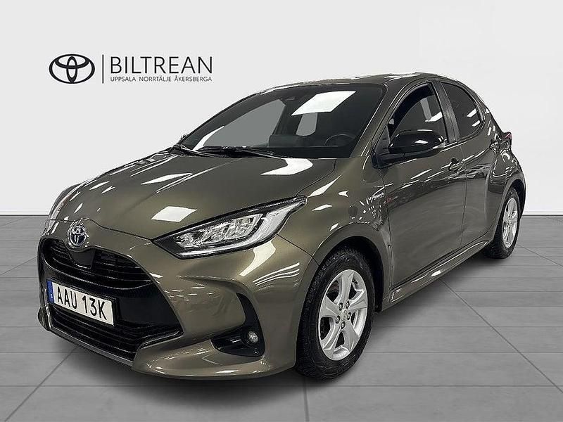 Grön Begagnad 2021 Toyota Yaris Hybrid Style Halvkombi | 204 900 kr (Marknadspris) - Bild 1/3