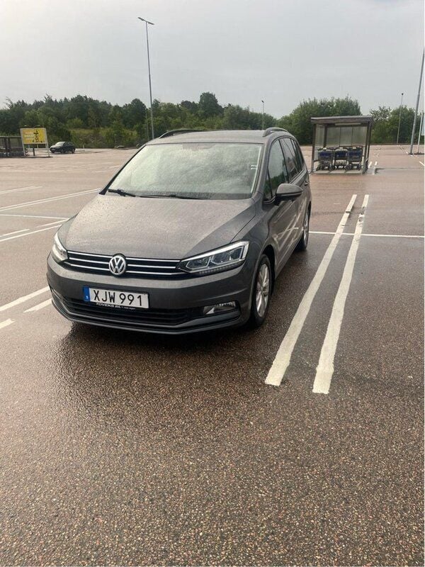 Grå Begagnad 2017 VW Touran Minibuss | 165 000 kr (Superpris) - Bild 1/3