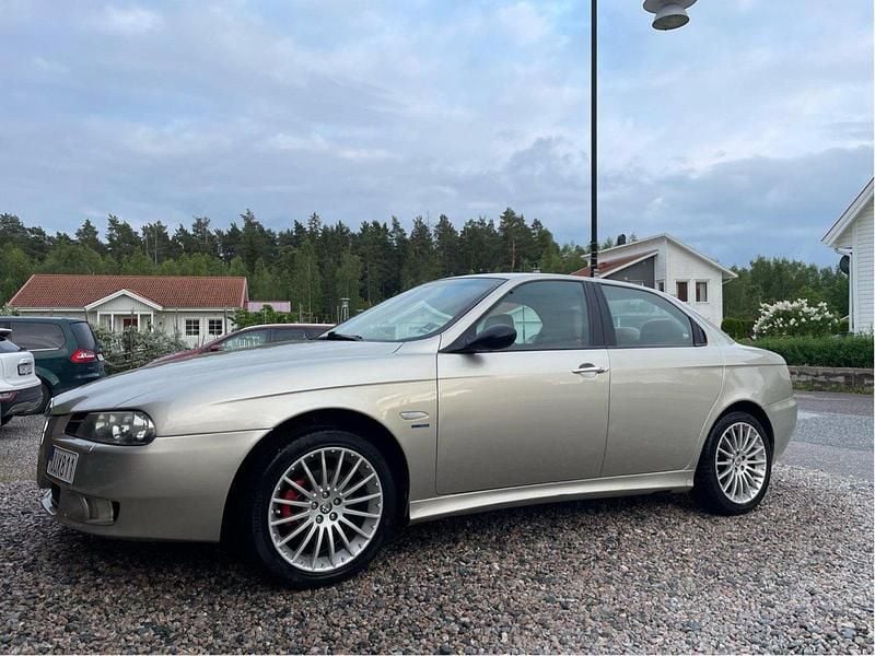 Grå Begagnad 2004 Alfa Romeo 156 Distinctive Sedan | 24 000 kr - Bild 1/4