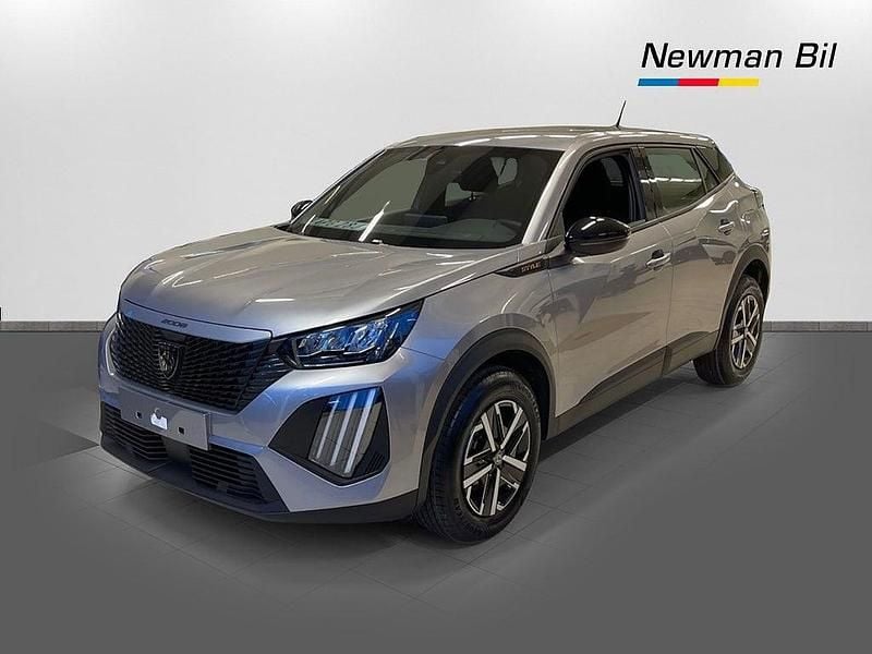 Grå Ny 2025 Peugeot 2008 Style SUV | 279 900 kr (Marknadspris) - Bild 1/4