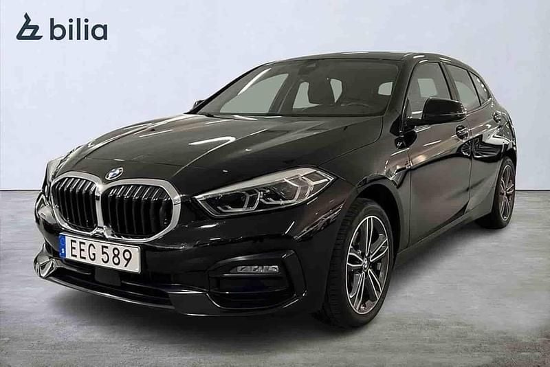 Svart Begagnad 2022 BMW 118 Halvkombi | 254 900 kr (Bra pris) - Bild 1/1