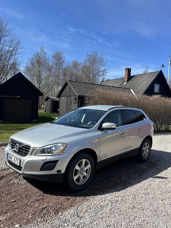 Grå Begagnad 2013 Volvo XC60 Momentum SUV | 140 000 kr (Bra pris) - Bild 1/4