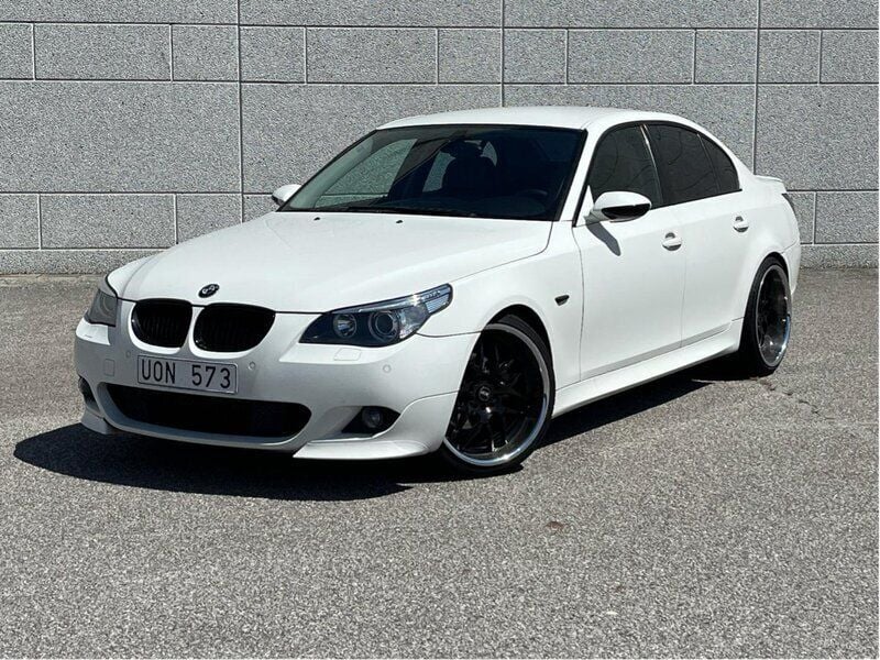 Vit Begagnad 2004 BMW 525 Sport Line Sedan | 89 000 kr - Bild 1/4