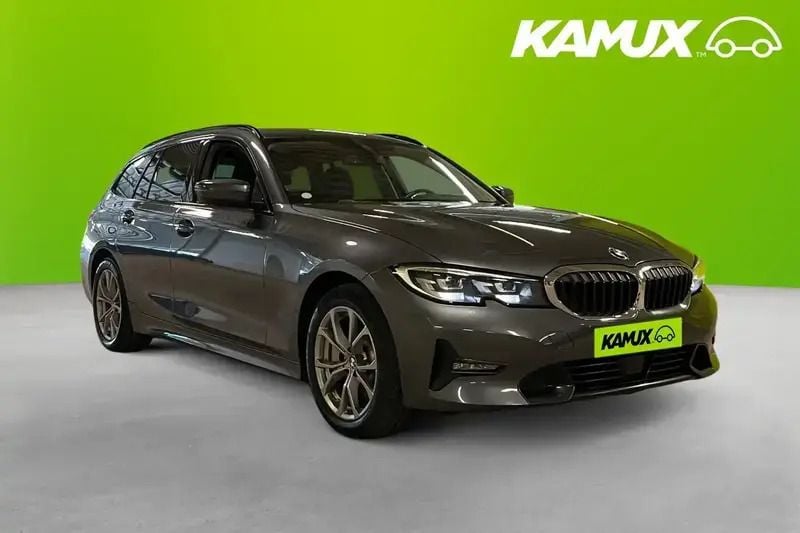 Silver/grå Begagnad 2021 BMW 330e Sport Line Kombi | 278 900 kr (Bra pris) - Bild 1/4