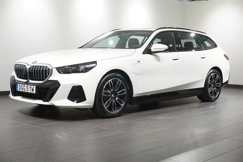Okänd Begagnad 2025 BMW 530e Efficient Dynamics Kombi | 669 500 kr (Superpris) - Bild 1/4