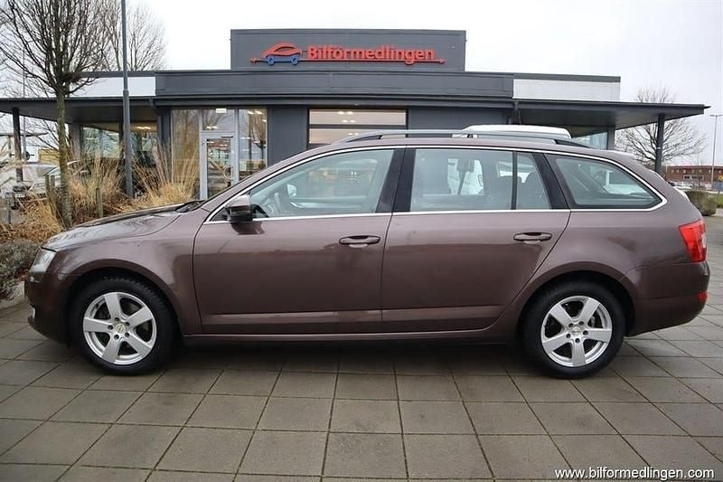Brun samma som bilen Begagnad 2013 Skoda Octavia Kombi | 109 900 kr (Lite dyr) - Bild 1/4