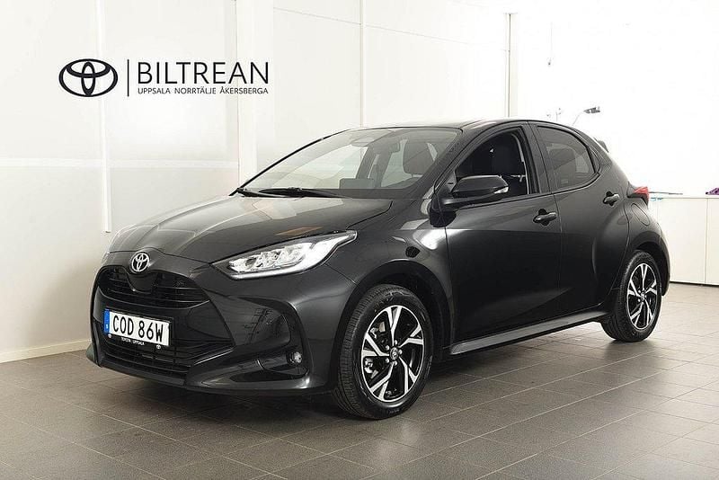 Svart Begagnad 2024 Toyota Yaris Hybrid Active Halvkombi | 259 900 kr (Lite dyr) - Bild 1/4