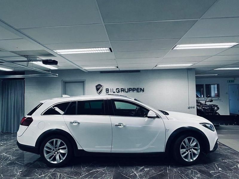 Begagnad Opel Insignia 170 HK (125 kW) 2016 Vit Kombi