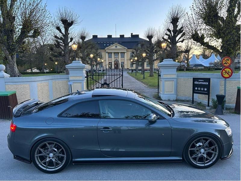 Grå Begagnad 2012 Audi RS5 Sportkupé | 309 000 kr (Dyr) - Bild 1/4