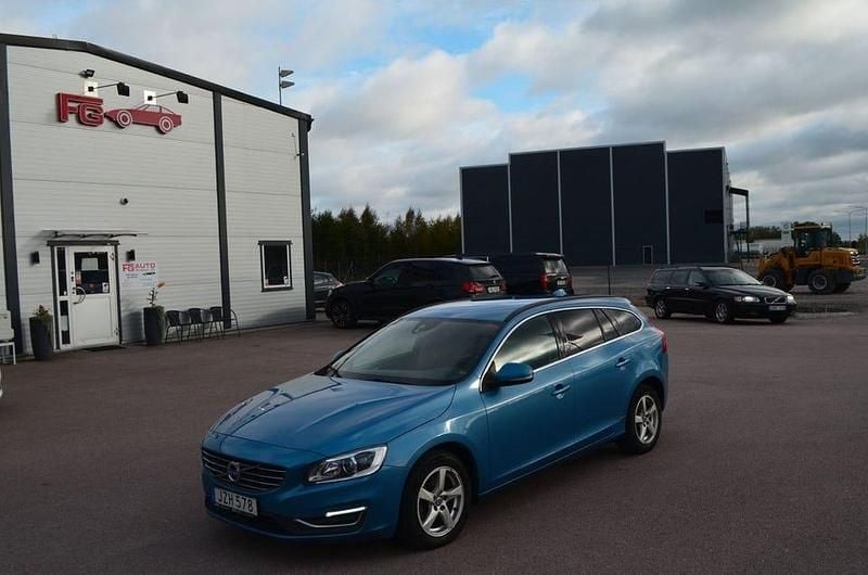 Blå Begagnad 2015 Volvo V60 Momentum Kombi | 114 900 kr (Marknadspris) - Bild 1/4