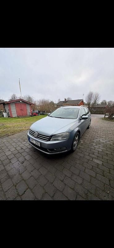 Grå Begagnad 2011 VW Passat Kombi | 47 000 kr (Bra pris) - Bild 1/4