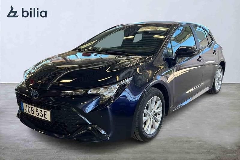 Mörkblå Begagnad 2024 Toyota Corolla Hybrid Active Halvkombi | 299 900 kr (Marknadspris) - Bild 1/1