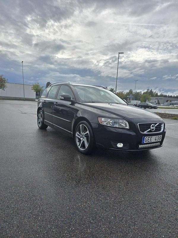 Svart Begagnad 2012 Volvo V50 Momentum Kombi | 82 000 kr (Marknadspris) - Bild 1/4